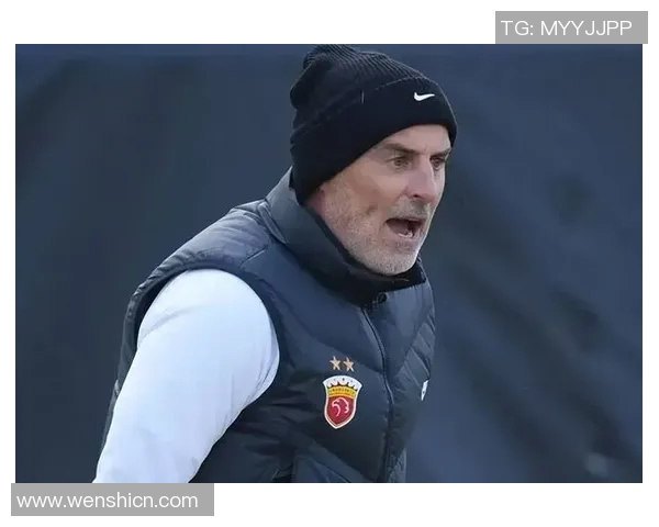 足球明星在训练期间遭遇窃贼手机被盗引发球迷热议与关注